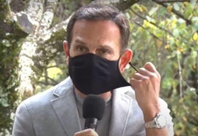 Governo de SP suspende uso obrigatório de máscaras em ambientes abertos