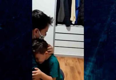 Menino de 5 anos reencontra pai após internação por Covid-19 e vai às lágrimas