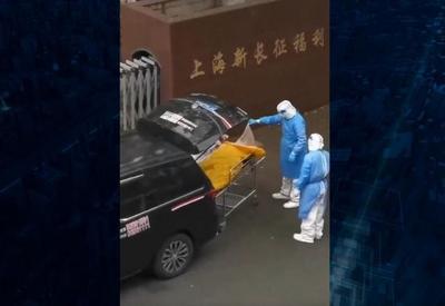 Vídeo: Idoso é retirado vivo de saco para cadáver na China