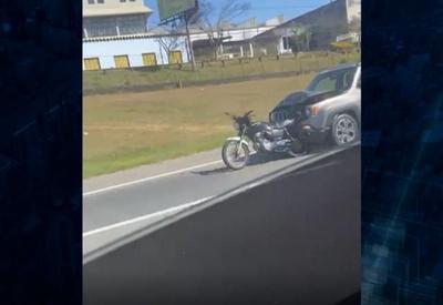 Vídeo: Motorista arrasta moto após colisão na rodovia dos Imigrantes em SP