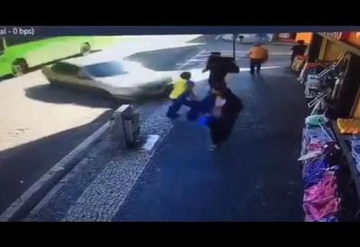 Vídeo: carro invade loja em Duque de Caxias, no Rio de Janeiro