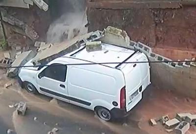 Vídeo: muro desaba e cai em cima de carro durante um temporal