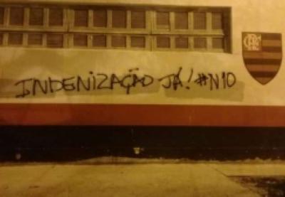 Muro da sede social do Flamengo é pichado: "Indenização já"