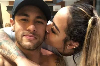 Neymar se arrisca e comemora o aniversário da irmã em balada