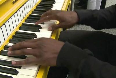 ONG espalha 60 pianos pintados a mão pelas ruas de Nova York 