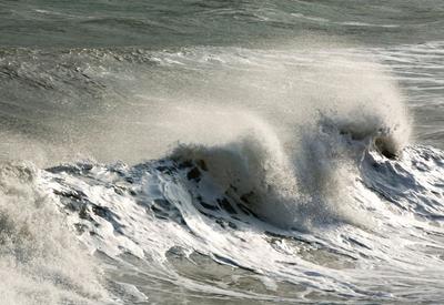 Marinha emite alerta para ondas de até 3 metros de altura no Litoral Norte de SP