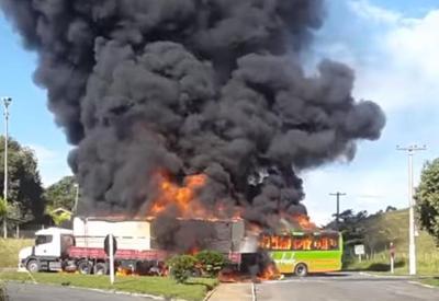 Ônibus bate em carreta e pega fogo em Bom Jesus do Itabapoana (RJ)