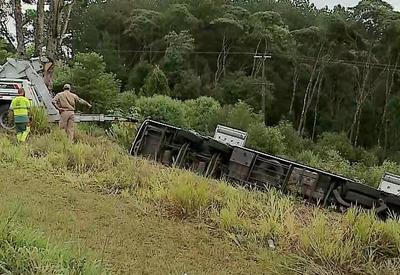 Ônibus tomba em rodovia no Paraná e deixa pelo menos sete mortos