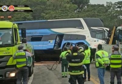 Ônibus foi destombado na rodovia Oswaldo Cruz; acidente matou 6 e feriu 48