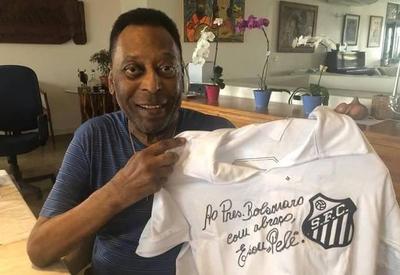 Bolsonaro ganha camisa histórica do Santos autografada por Pelé
