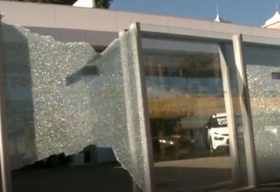 Polícia investiga caminhoneiro que estilhaçou janelas de 46 lojas