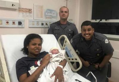 Policiais Militares ajudam mulher em trabalho de parto em SP