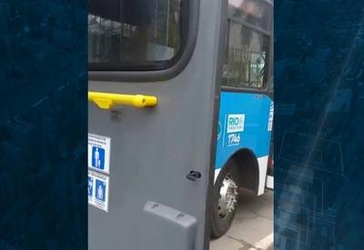 RJ: homem morre após porta de ônibus em movimento abrir