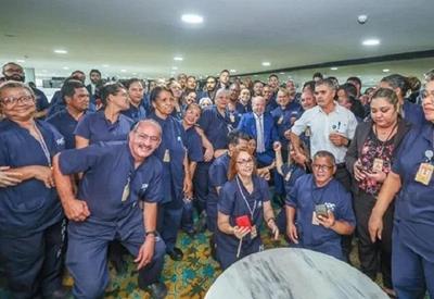 Lula faz agradecimento aos funcionários da limpeza e manutenção do Planalto