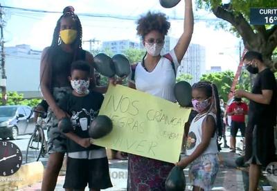 Protesto pede justiça pela morte do garoto Miguel, em Recife