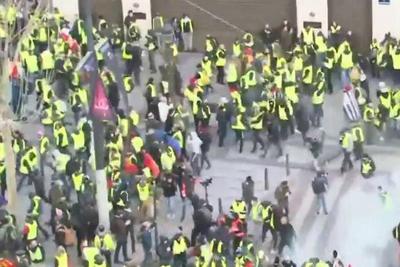Protestos deixam a cidade de Paris em clima de calamidade 