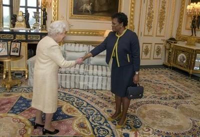 Barbados rompe laços com Rainha Elizabeth II e nomeia 1ªpresidente