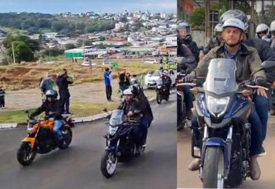 Bolsonaro participa de motociata com apoiadores em Chapecó/SC