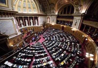 Em meio a protestos, Senado da França aprova reforma da previdência