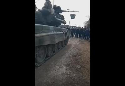 Ucranianos tentam impedir tanque russo de entrar em Koryukivka