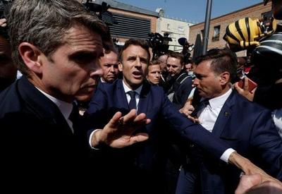 Macron é alvo de lançamento de tomate durante passeio em Cergy