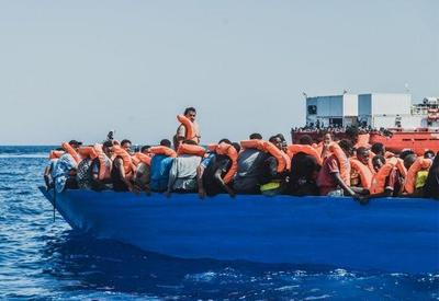 Barcos com mais de 600 refugiados chegam na costa da Itália