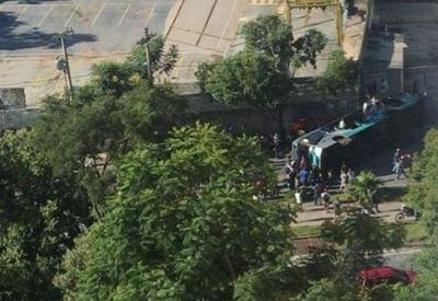 Ônibus tomba e deixa ao menos 29 pessoas feridas em Belo Horizonte