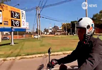 Bolsonaro passeia de moto e conversa com apoiadores no entorno do DF