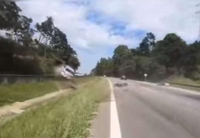 Vídeo: motociclista cai e provoca capotamento impressionante
