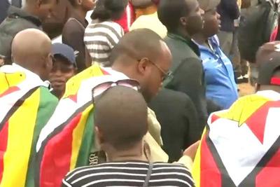 Zimbábue: Milhares de pessoas vão às ruas pedir a renúncia de Robert Mugabe