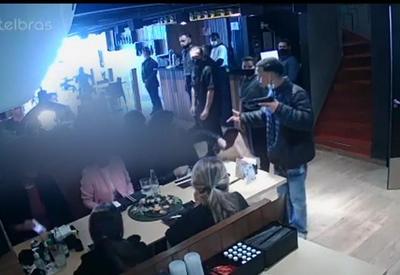 VÍDEO: Homem faz arrastão em restaurante de bairro nobre de São Paulo