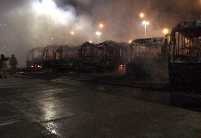 Seis ônibus do BRT pegam fogo na zona norte do Rio