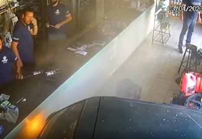 Vídeo: Motorista sofre mal súbito e invade loja com veículo no Paraná