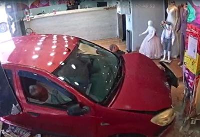 Vídeo: carro desgovernado invade loja e atinge cliente no Rio