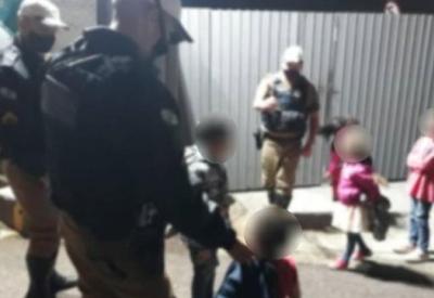 Policiais brincam com crianças enquanto os pais são presos