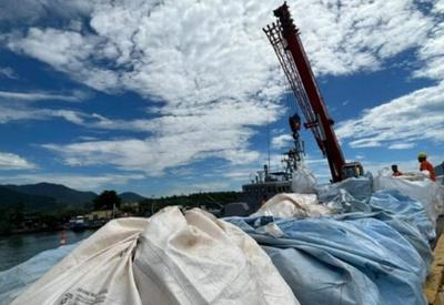 Navio com mais de 30 toneladas de alimentos atraca em São Sebastião