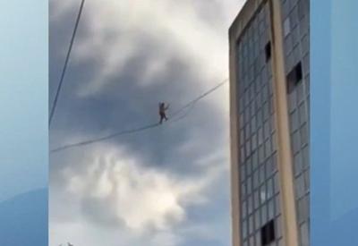 VÍDEO: Equilibrista é flagrado andando em corda entre prédios 