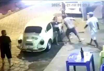 Vídeo: homem ataca mulher com socos e chutes no interior de São Paulo