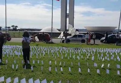 Esplanada recebe ato em homenagem aos mais de 600 mil mortos por covid