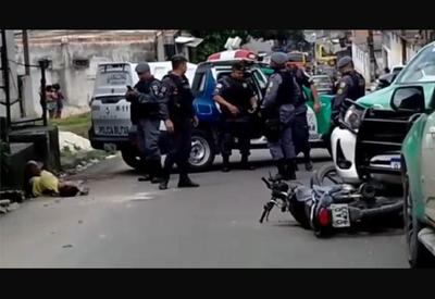 Vídeo: ladrão tenta fugir da PM, mas bate moto em viatura em Manaus