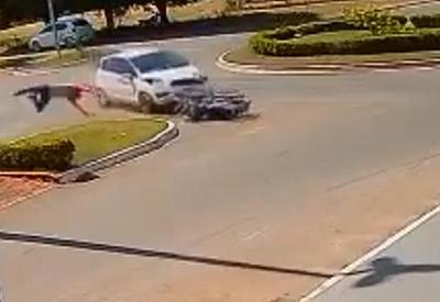 Vídeo: motoqueiro escapa da morte após acidente impressionante em MT