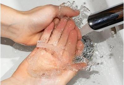 Lavar as mãos é ainda uma das melhores formas de prevenir a covid-19