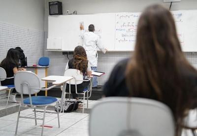 De cada 10 professores formados no Brasil, 6 estudaram à distância