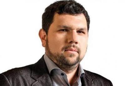 Ministro Alexandre de Moraes manda prender blogueiro Oswaldo Eustáquio