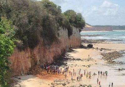 Parte de falésia desaba e mata 3 pessoas na praia de Pipa (RN)