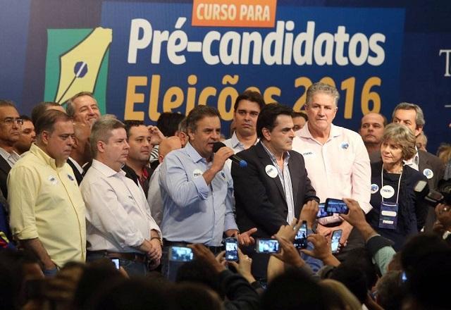 Aécio Neves fala ao microfone (Divulgação)