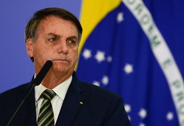Bolsonaro à frente da bandeira do Brasil (Marcello Casal Jr./Agência Brasil)