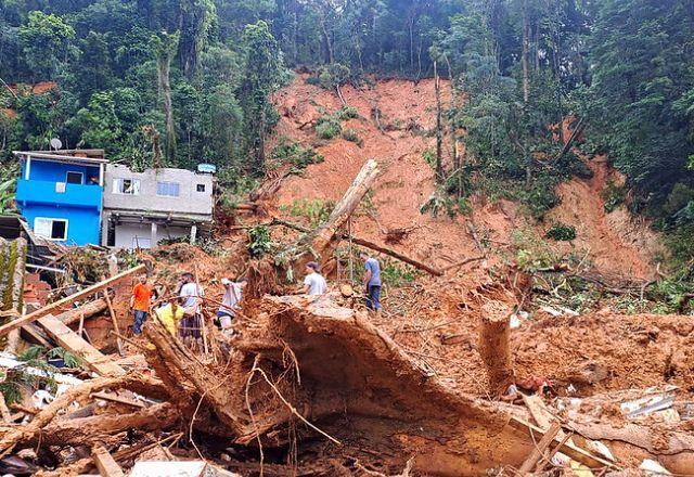 Litoral paulista ficou em situação de calamidade após fortes chuvas resultarem em deslizamentos de terras e enchentes | Divulgação/Defesa Civil de SP