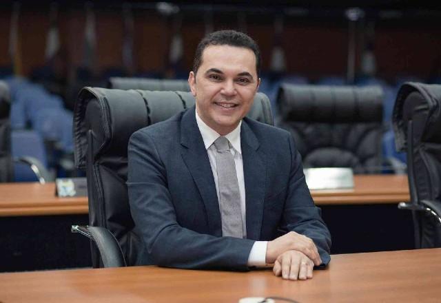 O deputado Jalser Renier; ele é branco, tem o cabelo escuro e sorri