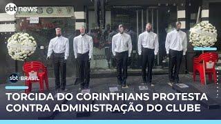 Torcedores do Corinthians protestam contra ex-presidentes do clube no Parque São Jorge | #SBTBrasil